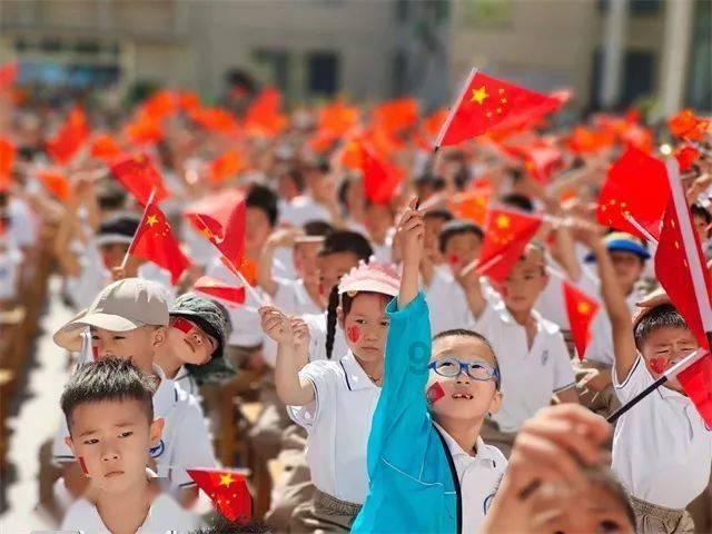 青瓦土墙  溪水潺潺（走进传统村落）